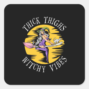 Halloween Thick Thighs Witchy Vibes Quadratischer Aufkleber