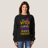 Halloween This Witch Can Be Bribed With Chocolate  Sweatshirt (Vorne ganz)