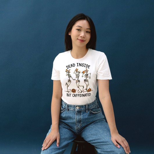 HALLOWEEN TOT INNERHALB, ABER KAFFEINIERTE SKELETO T-Shirt