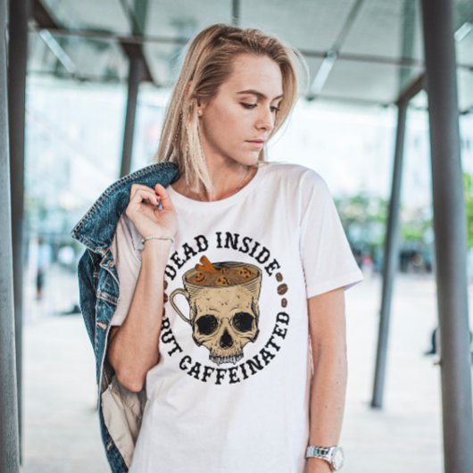 HALLOWEEN TOT INNERHALB, ABER KAFFEINIERTER SKULKA T-Shirt
