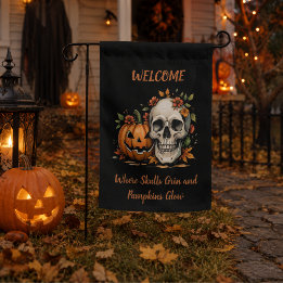Halloween-Totenschädel und Kürbis