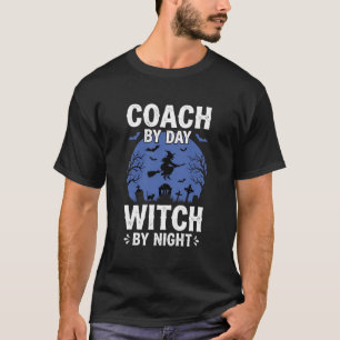 Halloween-Trainer bei Tag Hexe bei Nacht-Design T-Shirt