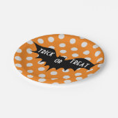 Halloween-Trick oder Orangenpolka-Punkte Pappteller (Schrägansicht)