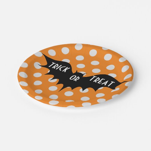 Halloween-Trick oder Orangenpolka-Punkte Pappteller (Schrägansicht)