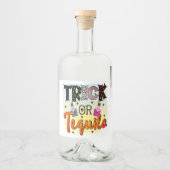Halloween Trick oder Tequila Typografy Fun Alkoholflaschenetikett (Vorderseite)
