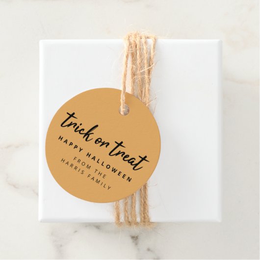 Halloween Trick oder Treat | Modernes, stilvolles  Geschenkanhänger (Beispiel)