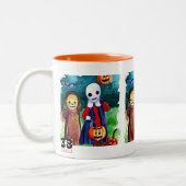 Halloween Trick oder Treaters Zweifarbige Tasse (Links)