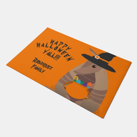 Halloween Trick-oder-Treating Armadillo Witch Texa Fußmatte (Schrägansicht)
