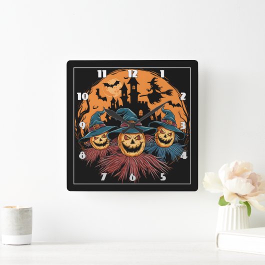 Halloween-Trio in einem spöttischen Hintergrund Quadratische Wanduhr (Zuhause)