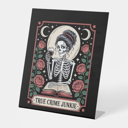 Halloween True Crime Junkie Tarotkarte Sockelschild (Vorderseite)
