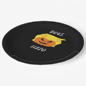 Halloween Trumpkin Design Pappteller (Schrägansicht)