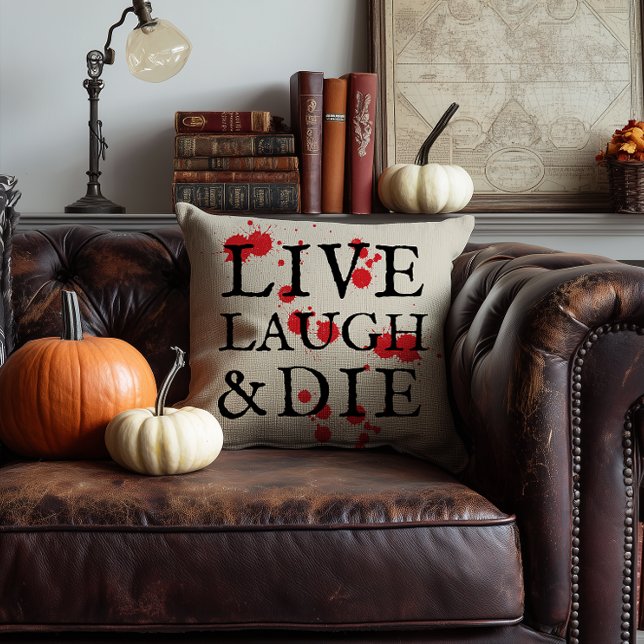 Halloween-Version der Live-Laugh-Liebe Kissen (funny joke play on words Halloween live, laugh, love and die pillow with red blood splatter)