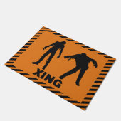 Halloween Warning Zombie Crossing Fußmatte (Schrägansicht)