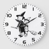 Halloween Witch and Clown Riding Broomstick Große Wanduhr (Vorderseite)
