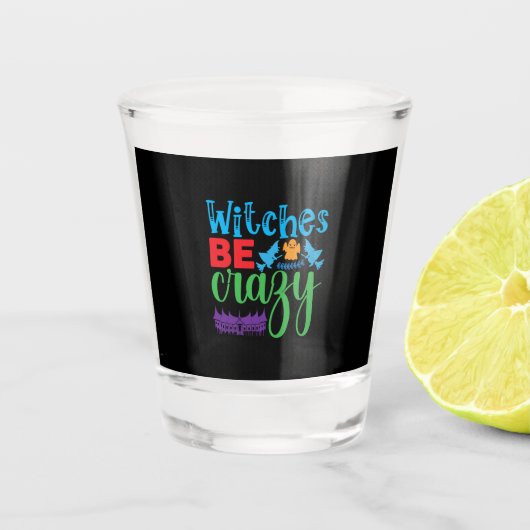 Halloween Witch Be Crazy Schnapsglas (Vorderseite)
