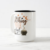 Halloween Witch Cauldron Orange Stars Zweifarbige Tasse (Vorderseite Links)