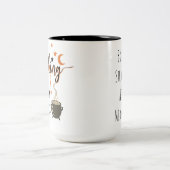 Halloween Witch Cauldron Orange Stars Zweifarbige Tasse (Mittel)