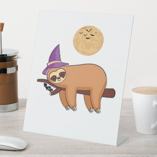 Halloween Witch Sloth Oversized T-Shirt Sockelschild (In Situ)