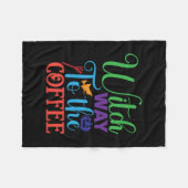 Halloween Witch Way To The Coffee Fleecedecke (Vorderseite (Horizontal))