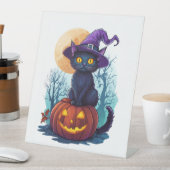 Halloween Witchy Cat auf einem Kürbis Sockelschild (In Situ)