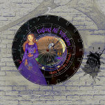 Halloween Witz Geburtstag Lila Dartscheibe<br><div class="desc">Woll DARTS zu Halloween zu spielen? Ist dein Geburtstag im Oktober? Das ist ein großartiges Design mit einer Halloween-Hexe in einem lila Kleid,  das eine Brühe macht,  mit einem Baum,  einer Mondheule und einer krabbelnden lila Spinne im Hintergrund.</div>