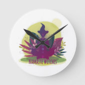 Halloween Yoga Namaste Hexen Runde Wanduhr (Vorderseite)