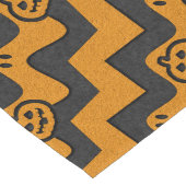 Halloween-Zickzack Muster mit Geistern und Kürbisk Großer Tischläufer (Ecke)