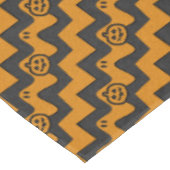 Halloween-Zickzack Muster mit Geistern und Kürbisk Tischdecke (Schrägansicht)