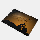 Halloweenhexe und -großer Kessel mit Schlägern Fußmatte (Schrägansicht)
