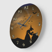 Halloweenhexe und -großer Kessel mit Schlägern Große Wanduhr (Winkel)
