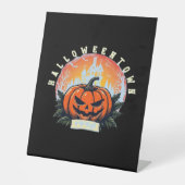 HalloweenTown 1998 Essential T-Shirt Sockelschild (Vorderseite)