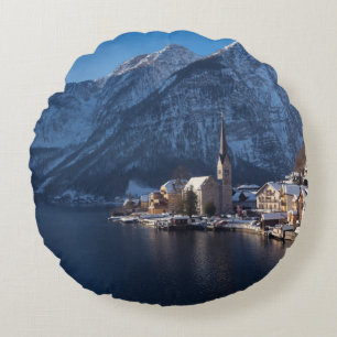 Hallstatt Stadt im Winter im Schnee Rundes Kissen