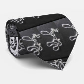 Hals-Krawatte - Parasit Loa Loa auf schwarzer Krawatte (Gerollt)