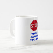 Halt, denken Sie bevor Sie handeln Kaffeetasse (Vorderseite Links)