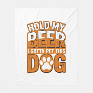 Halt mein Bier, ich muss diesen Hund streicheln Lu Fleecedecke