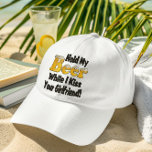 Halt meine Bierfreundin fest Truckerkappe<br><div class="desc">Der lustige Artikel sagt,  "Halt den Bär,  während ich deine Freundin küsse." Ein tolles Geschenk für den Biertrinker in Ihrem Leben!</div>