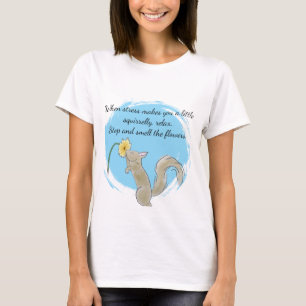 Halt und rieche an den Blumen mit einem Eichhörnch T-Shirt