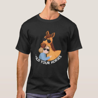 Halte dein Pferd Niedliches Mädchen, das ihr Pferd T-Shirt
