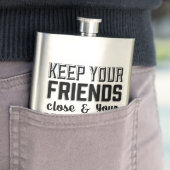 Halte deine Freunde nah Flachmann (Beispiel)