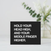 HALTEN SIE IHREN KOPF HOCH UND IHREN MITTELFINGER  POSTKARTE (Stehend Vorderseite)