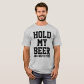 HALTEN SIE MEIN BIER UND SEHEN SIE SICH DAS AN T-Shirt (Vorne ganz)