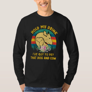Halten Sie meinen Drink ich Got, um diesen Hund un T-Shirt