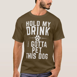 Halten Sie meinen Drink, ich muss diesen Hund Welp T-Shirt