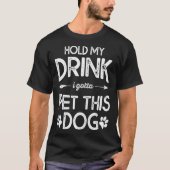 Halten Sie meinen Drink, ich muss seinen Hund eine T-Shirt (Vorderseite)