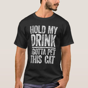 Halten Sie meinen Drink, ich trinke diese Katze. T-Shirt