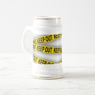 Halten Sie sich fern, nicht überqueren Polizeiband Bierglas