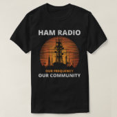 Ham Radio Tower Sunrise vereint unsere Frequenz T-Shirt (Design vorne)