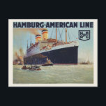 Hamburg-American Line Vintage Poster 1925 Postkarte<br><div class="desc">Ruhiges Vintage Reiseplakat aus Deutschland. Veröffentlicht 1925. Bitte beachten Sie, dass unsere Plakate hochwertige Reproduktionen sind, die auf beruflichen, hochauflösenden Scans des Originals basieren. Bei unserem manuellen Retuschierprozess werden keine Filter verwendet, die Originaldetails oder Texturen entfernen, die Sie in den Originaldrucken gewollt haben. Alle Details bleiben erhalten. Farben korrigiert. Unvollkommenheiten...</div>