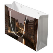 Hamburg Speicherstadt Große Geschenktüte (Vorderseite Schrägansicht)