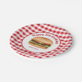 Hamburger auf rotem Gingham-Muster Alles Gute zum Pappteller (Schrägansicht)